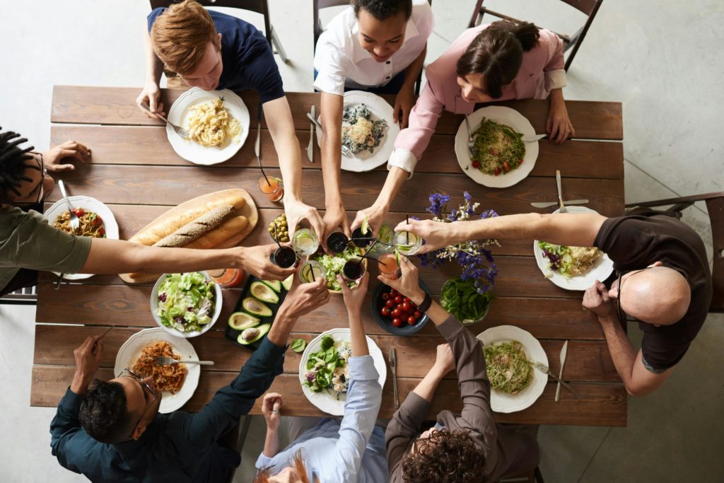 Les repas partagés, la convivialité et le lien social offrent de nombreux avantages